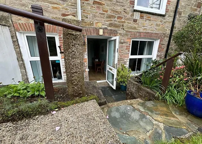 Beautiful & Peaceful Garden Retreat At \'The Lower Deck\'