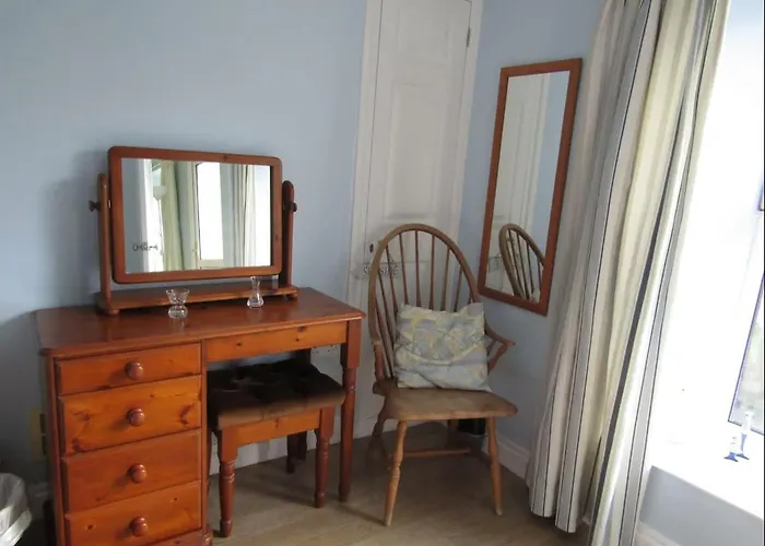 Beautiful & Peaceful Garden Retreat At \'The Lower Deck\'