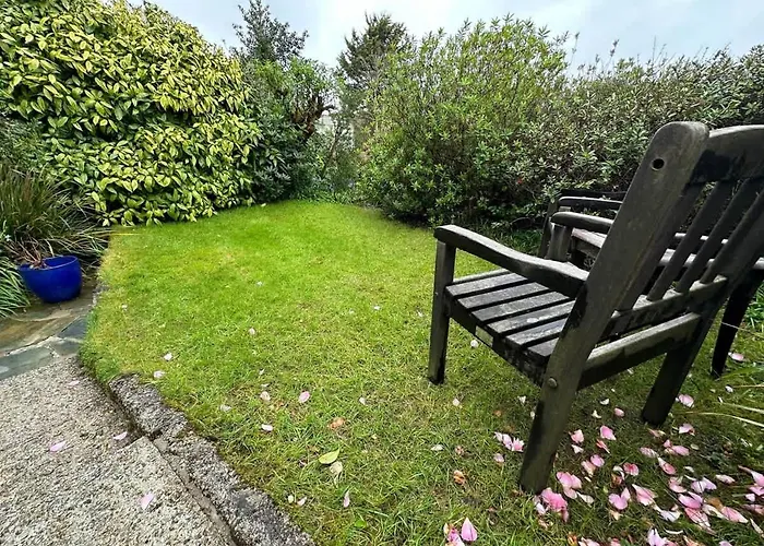 Beautiful & Peaceful Garden Retreat At \'The Lower Deck\'